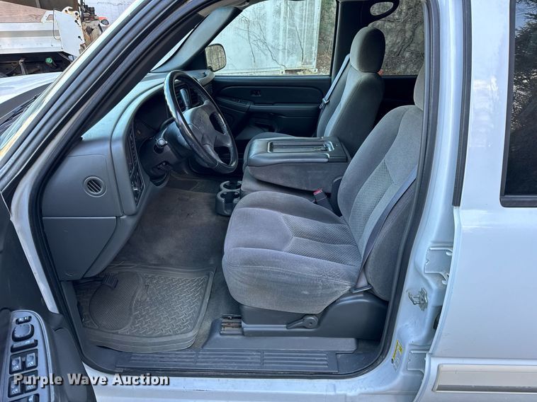 image for item NM9031 2006 Chevrolet Silverado 1500  Crew Cab pickup truck