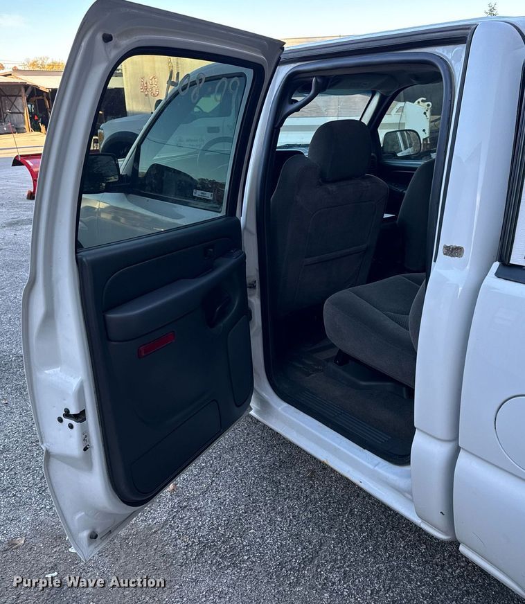 image for item NM9031 2006 Chevrolet Silverado 1500  Crew Cab pickup truck