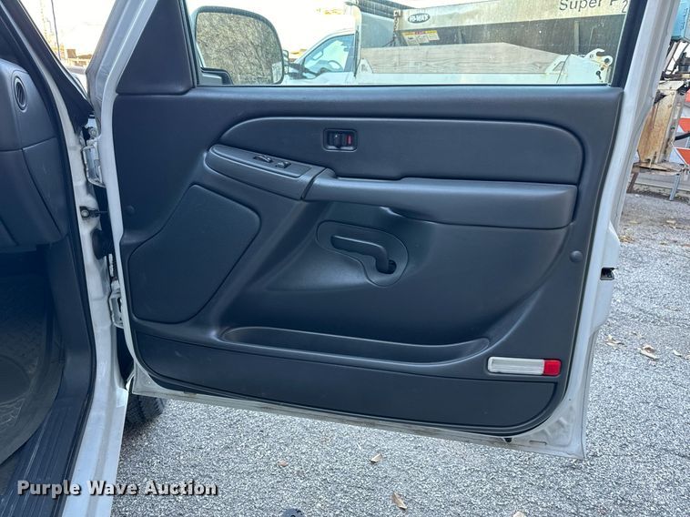 image for item NM9031 2006 Chevrolet Silverado 1500  Crew Cab pickup truck