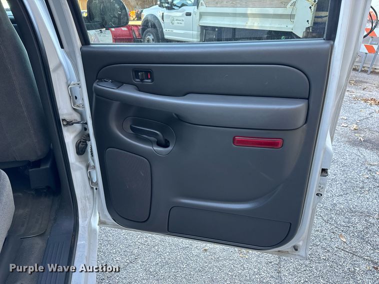 image for item NM9031 2006 Chevrolet Silverado 1500  Crew Cab pickup truck