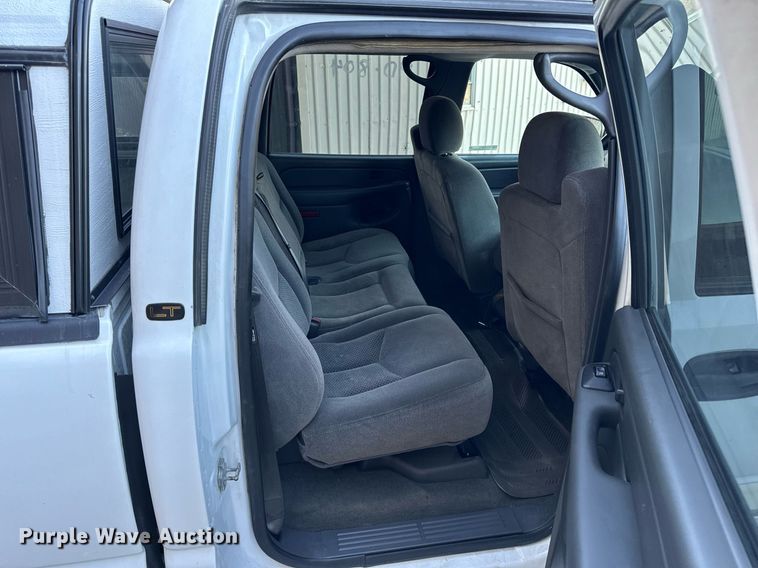 image for item NM9031 2006 Chevrolet Silverado 1500  Crew Cab pickup truck