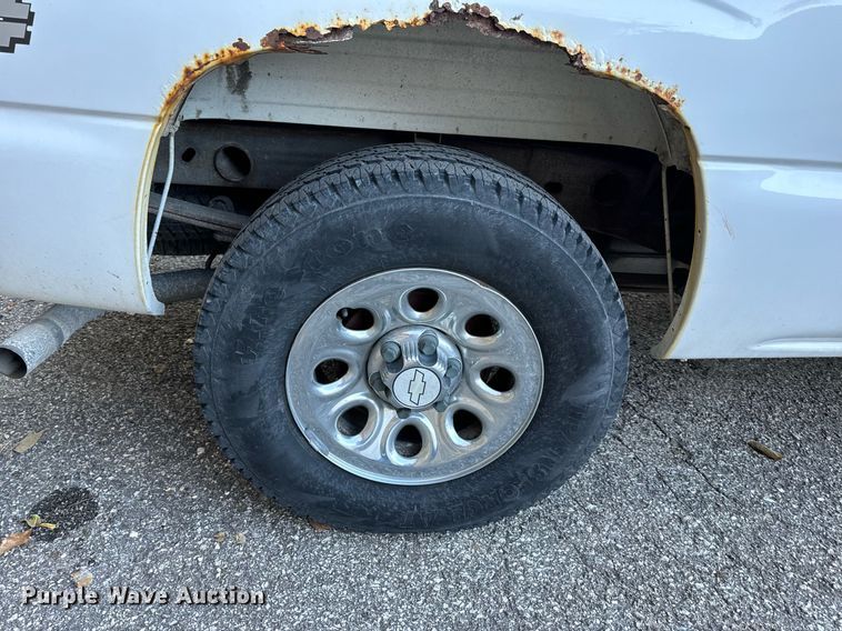 image for item NM9031 2006 Chevrolet Silverado 1500  Crew Cab pickup truck