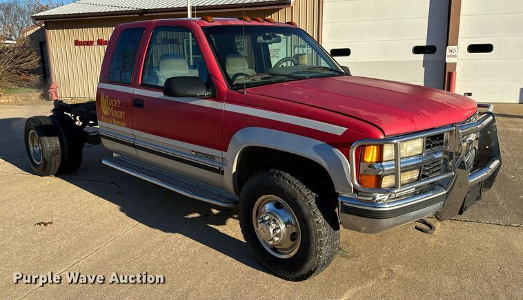 image for item NM9079 1996 Chevrolet Silverado 3500  Ext. Cab pickup truck cab and chassis