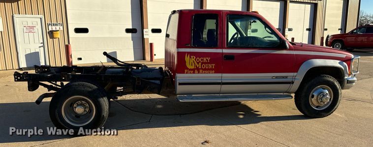 image for item NM9079 1996 Chevrolet Silverado 3500  Ext. Cab pickup truck cab and chassis