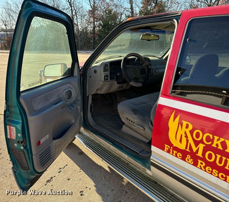 image for item NM9079 1996 Chevrolet Silverado 3500  Ext. Cab pickup truck cab and chassis