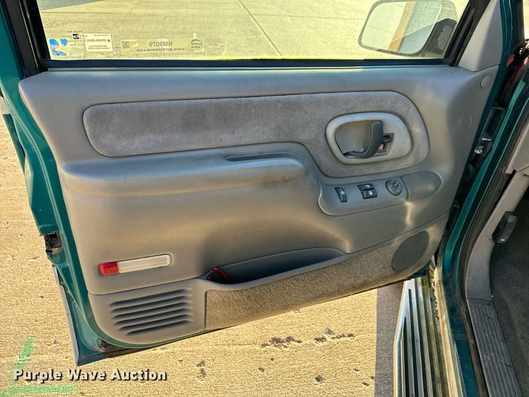 image for item NM9079 1996 Chevrolet Silverado 3500  Ext. Cab pickup truck cab and chassis