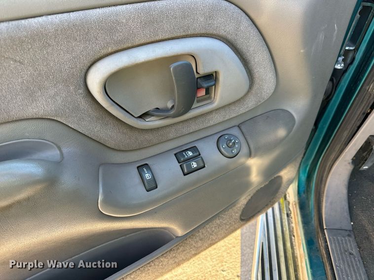 image for item NM9079 1996 Chevrolet Silverado 3500  Ext. Cab pickup truck cab and chassis