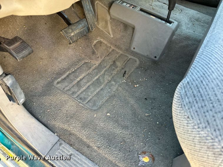 image for item NM9079 1996 Chevrolet Silverado 3500  Ext. Cab pickup truck cab and chassis