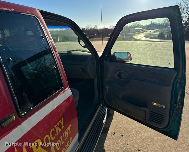 image for item NM9079 1996 Chevrolet Silverado 3500  Ext. Cab pickup truck cab and chassis