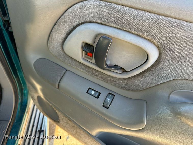 image for item NM9079 1996 Chevrolet Silverado 3500  Ext. Cab pickup truck cab and chassis