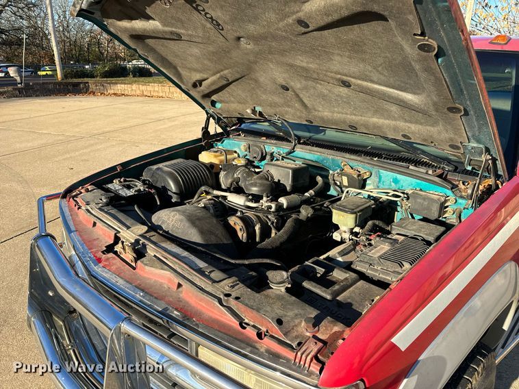 image for item NM9079 1996 Chevrolet Silverado 3500  Ext. Cab pickup truck cab and chassis