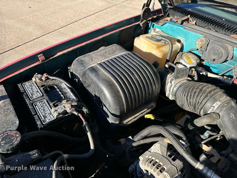 image for item NM9079 1996 Chevrolet Silverado 3500  Ext. Cab pickup truck cab and chassis