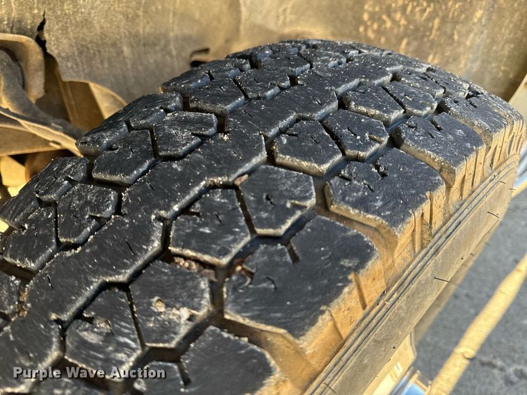 image for item NM9079 1996 Chevrolet Silverado 3500  Ext. Cab pickup truck cab and chassis