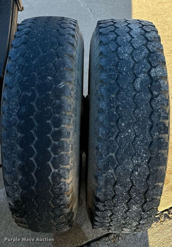 image for item NM9079 1996 Chevrolet Silverado 3500  Ext. Cab pickup truck cab and chassis