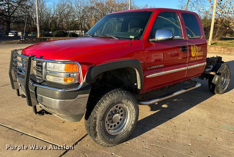 image for item NM9080 2001 GMC Sierra 2500HD SLE  Ext. Cab pickup truck cab and chassis