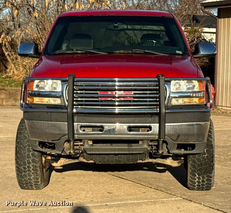 image for item NM9080 2001 GMC Sierra 2500HD SLE  Ext. Cab pickup truck cab and chassis