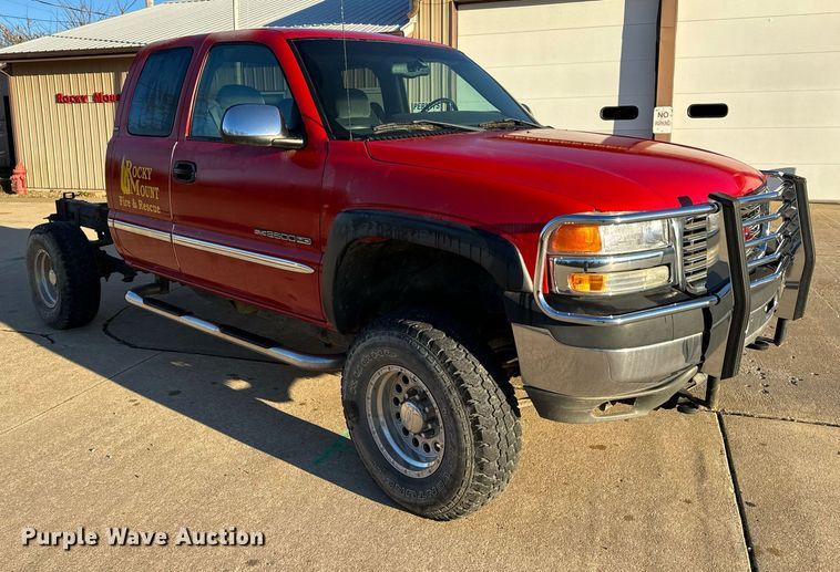 image for item NM9080 2001 GMC Sierra 2500HD SLE  Ext. Cab pickup truck cab and chassis