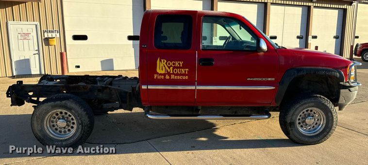 image for item NM9080 2001 GMC Sierra 2500HD SLE  Ext. Cab pickup truck cab and chassis