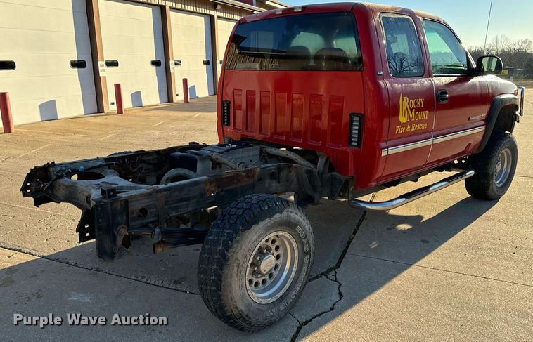 image for item NM9080 2001 GMC Sierra 2500HD SLE  Ext. Cab pickup truck cab and chassis