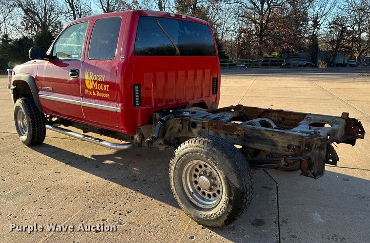 image for item NM9080 2001 GMC Sierra 2500HD SLE  Ext. Cab pickup truck cab and chassis