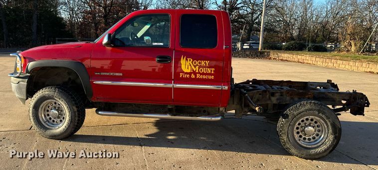image for item NM9080 2001 GMC Sierra 2500HD SLE  Ext. Cab pickup truck cab and chassis