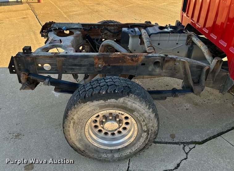 image for item NM9080 2001 GMC Sierra 2500HD SLE  Ext. Cab pickup truck cab and chassis