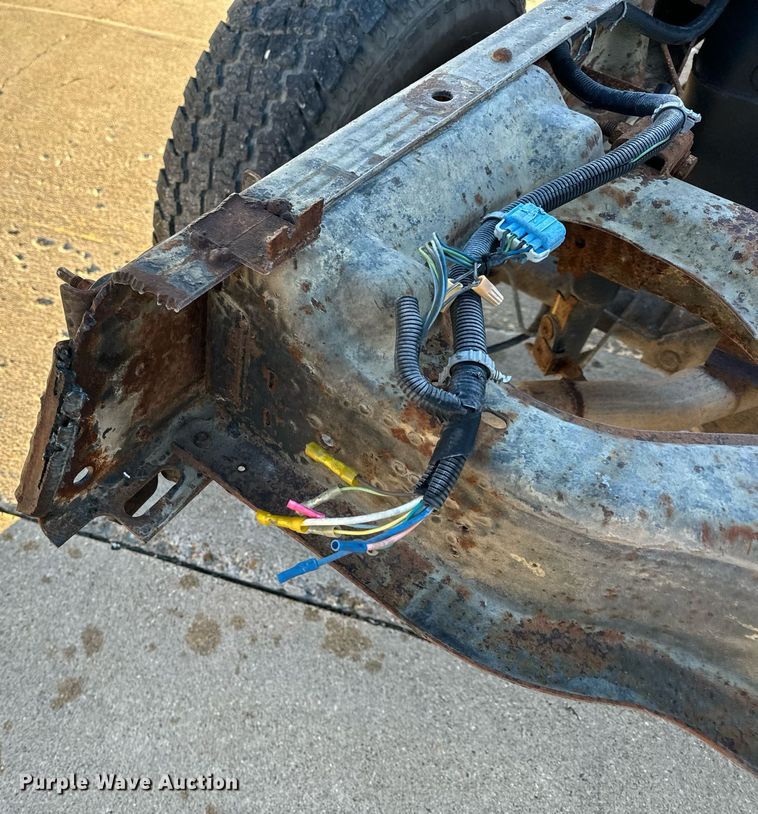 image for item NM9080 2001 GMC Sierra 2500HD SLE  Ext. Cab pickup truck cab and chassis