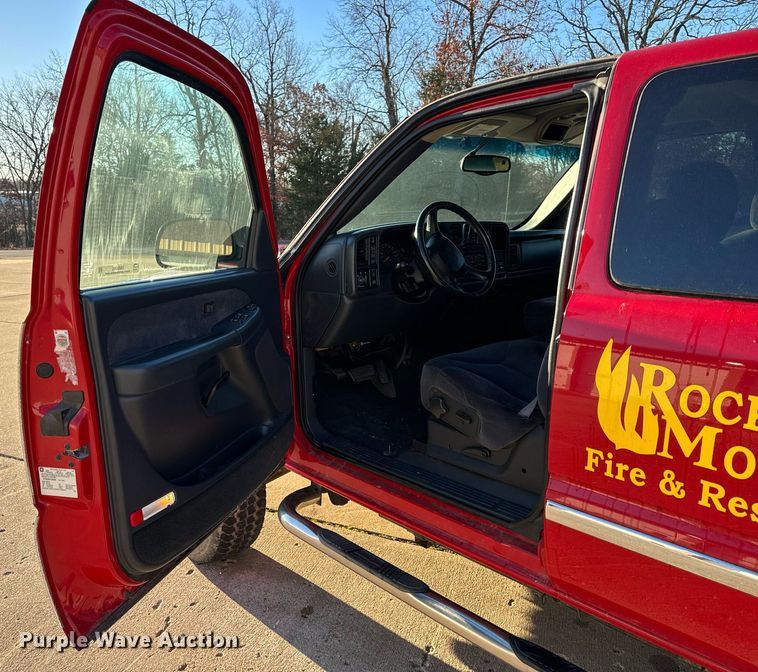 image for item NM9080 2001 GMC Sierra 2500HD SLE  Ext. Cab pickup truck cab and chassis