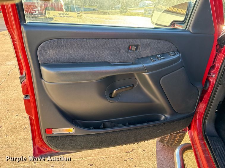 image for item NM9080 2001 GMC Sierra 2500HD SLE  Ext. Cab pickup truck cab and chassis