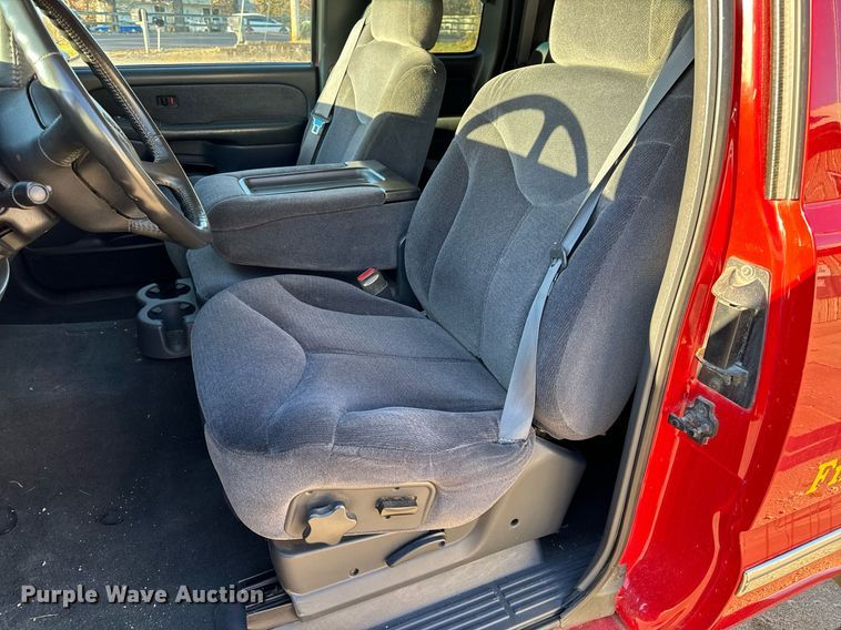 image for item NM9080 2001 GMC Sierra 2500HD SLE  Ext. Cab pickup truck cab and chassis