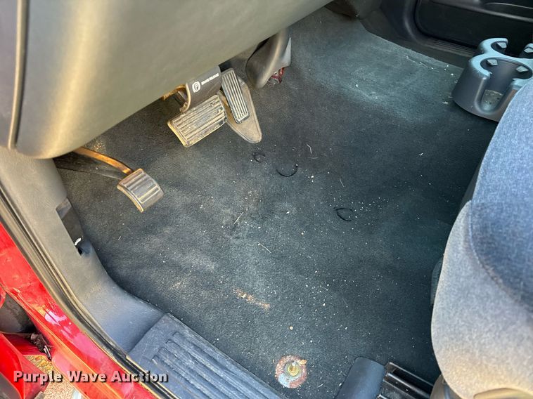 image for item NM9080 2001 GMC Sierra 2500HD SLE  Ext. Cab pickup truck cab and chassis