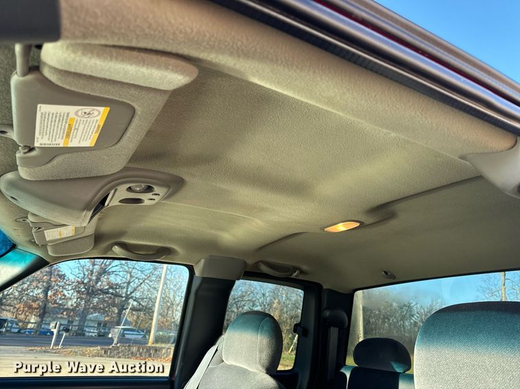 image for item NM9080 2001 GMC Sierra 2500HD SLE  Ext. Cab pickup truck cab and chassis