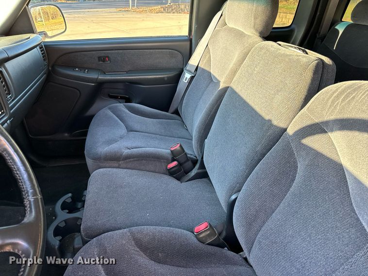 image for item NM9080 2001 GMC Sierra 2500HD SLE  Ext. Cab pickup truck cab and chassis