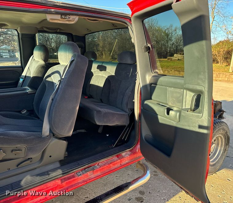 image for item NM9080 2001 GMC Sierra 2500HD SLE  Ext. Cab pickup truck cab and chassis