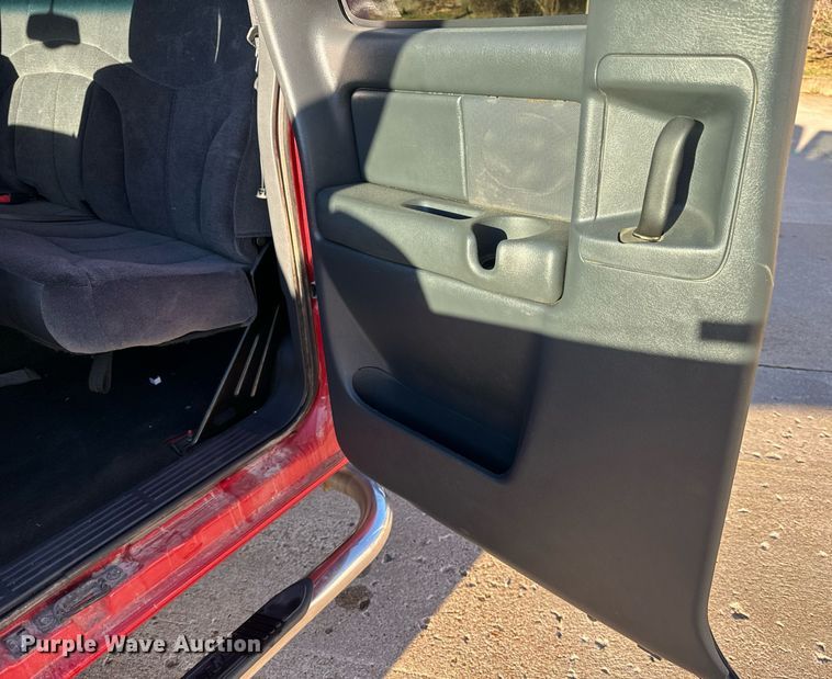 image for item NM9080 2001 GMC Sierra 2500HD SLE  Ext. Cab pickup truck cab and chassis