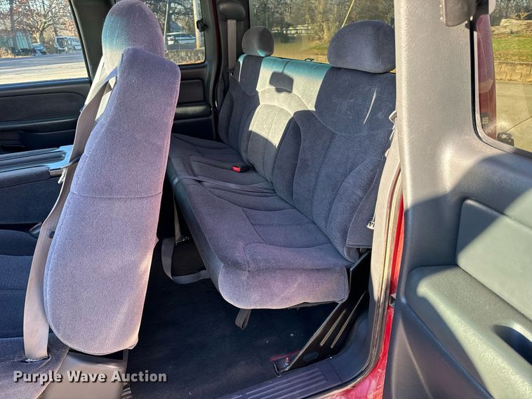 image for item NM9080 2001 GMC Sierra 2500HD SLE  Ext. Cab pickup truck cab and chassis