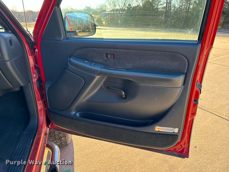 image for item NM9080 2001 GMC Sierra 2500HD SLE  Ext. Cab pickup truck cab and chassis