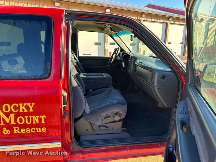 image for item NM9080 2001 GMC Sierra 2500HD SLE  Ext. Cab pickup truck cab and chassis