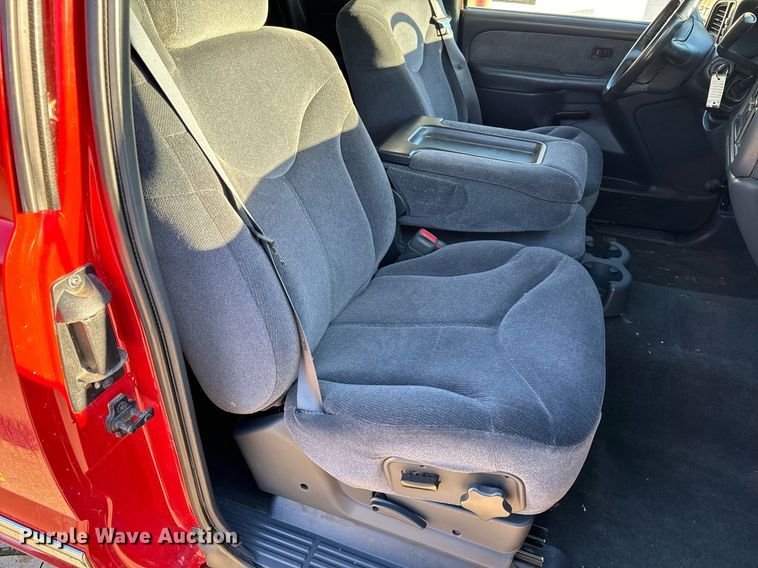 image for item NM9080 2001 GMC Sierra 2500HD SLE  Ext. Cab pickup truck cab and chassis