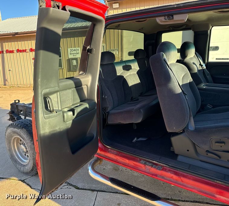 image for item NM9080 2001 GMC Sierra 2500HD SLE  Ext. Cab pickup truck cab and chassis