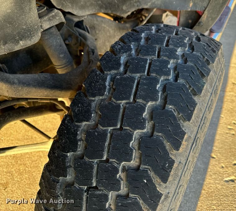 image for item NM9080 2001 GMC Sierra 2500HD SLE  Ext. Cab pickup truck cab and chassis