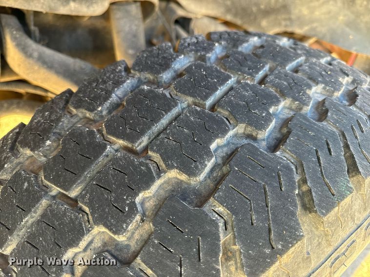 image for item NM9080 2001 GMC Sierra 2500HD SLE  Ext. Cab pickup truck cab and chassis