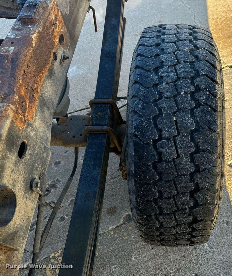 image for item NM9080 2001 GMC Sierra 2500HD SLE  Ext. Cab pickup truck cab and chassis