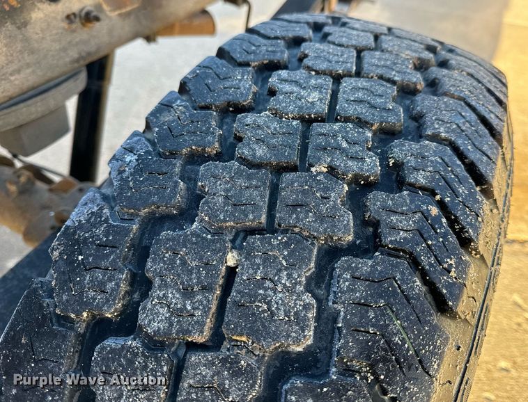 image for item NM9080 2001 GMC Sierra 2500HD SLE  Ext. Cab pickup truck cab and chassis