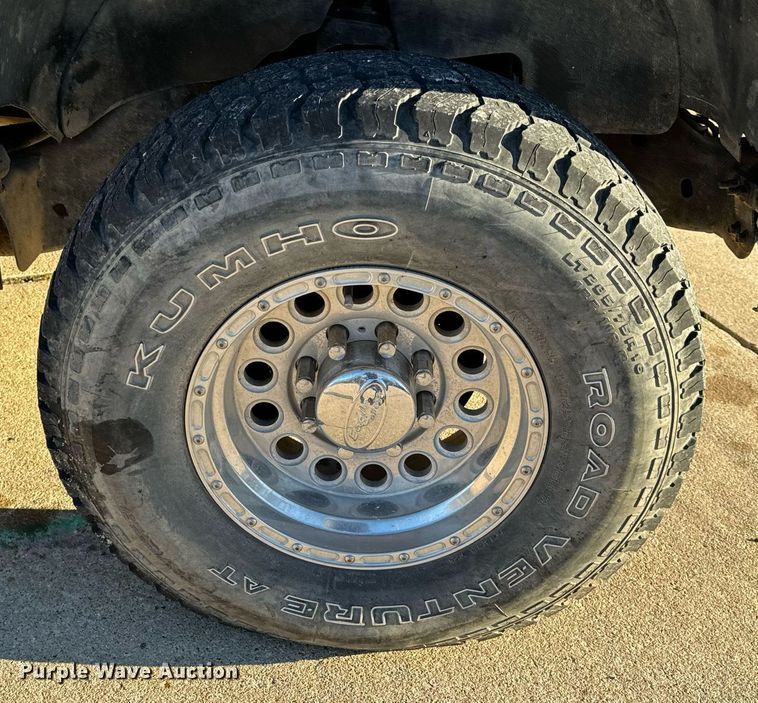 image for item NM9080 2001 GMC Sierra 2500HD SLE  Ext. Cab pickup truck cab and chassis