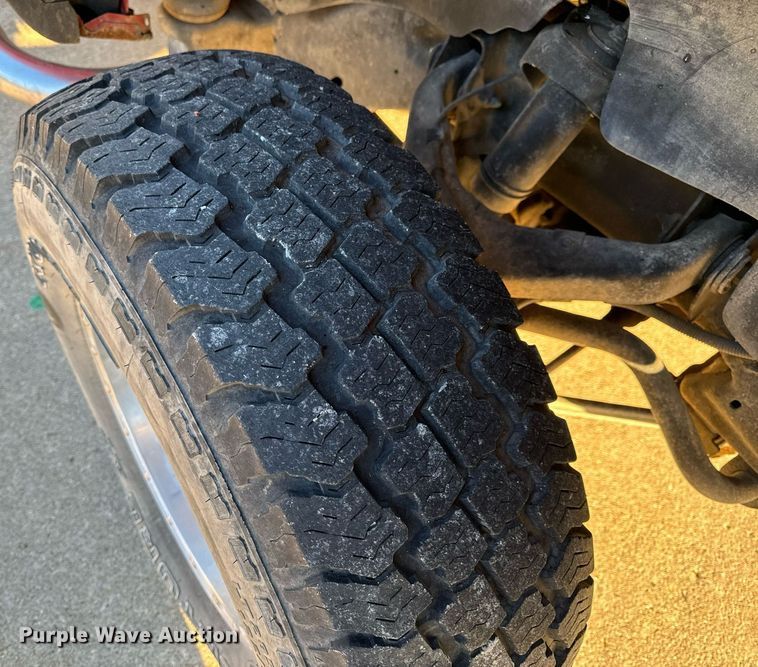 image for item NM9080 2001 GMC Sierra 2500HD SLE  Ext. Cab pickup truck cab and chassis