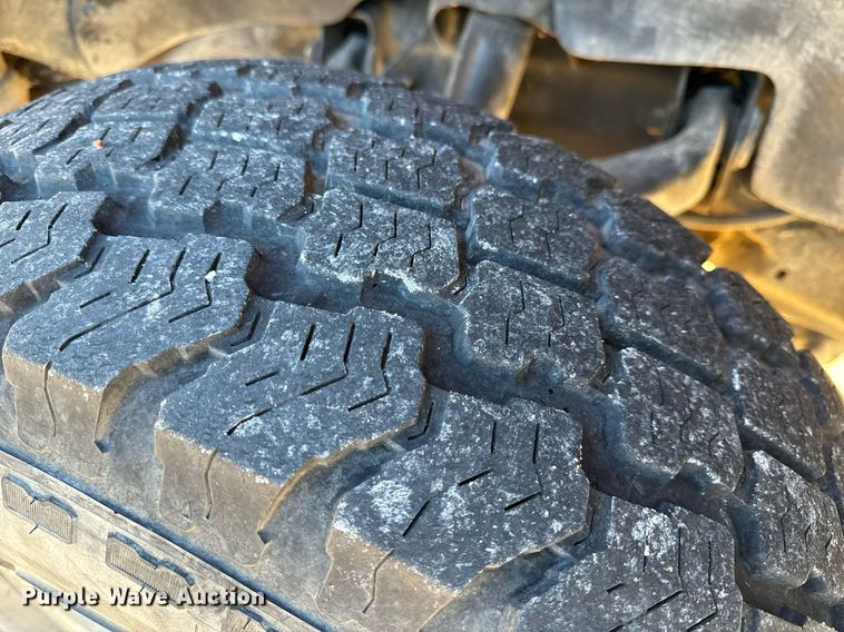 image for item NM9080 2001 GMC Sierra 2500HD SLE  Ext. Cab pickup truck cab and chassis