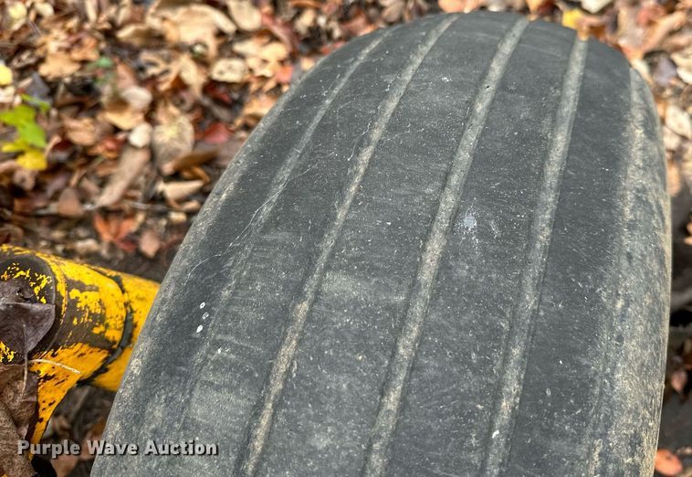 image for item NO9340 1981 John Deere 300BD  backhoe