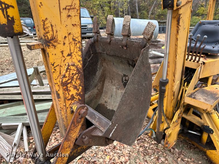 image for item NO9341 John Deere 301A  tractor