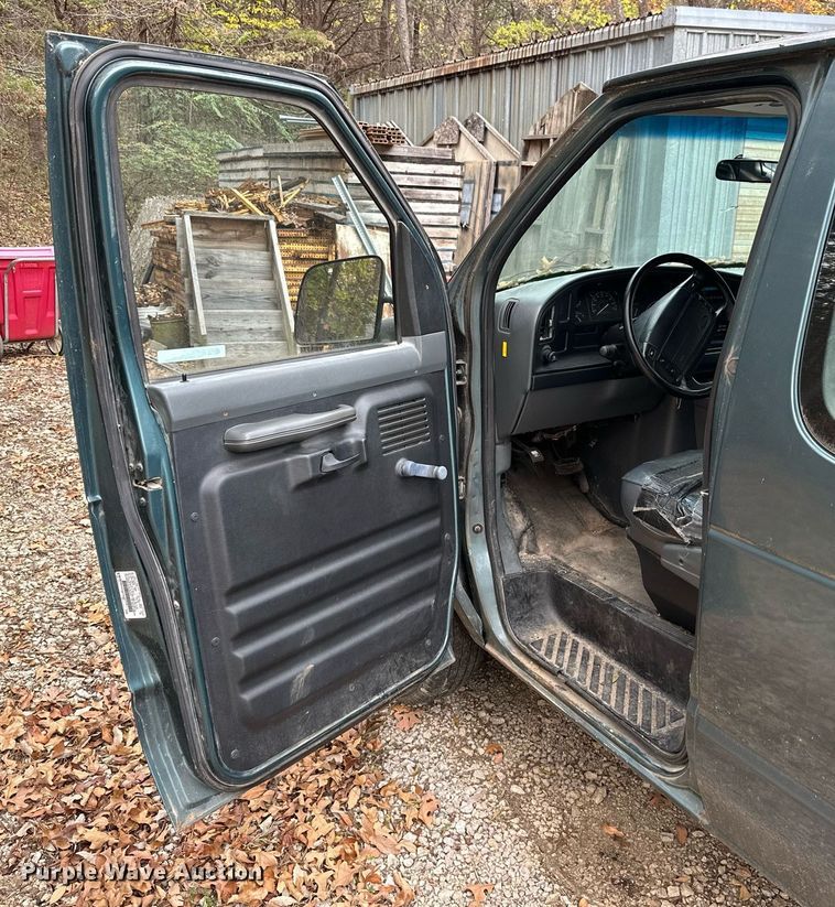 image for item NO9348 1996 Ford Club Wagon  van